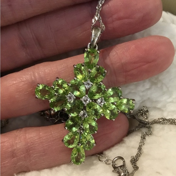New 13.14 TCW Manchurian Peridot & 0.40TW White Topaz Rhodium/925 Cross Necklace - Picture 1 of 16
